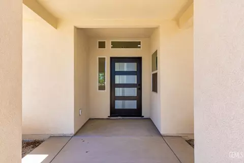 Entry Way - 22013 Mccarthy Dr, Tehachapi, CA 93561 photo 1 of 7