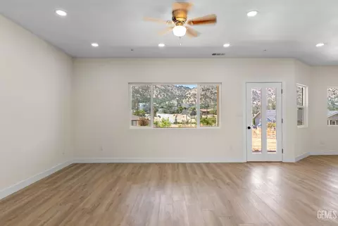 Living - 22013 Mccarthy Dr, Tehachapi, CA 93561 photo 6 of 7