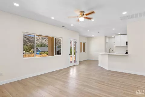 Living - 22013 Mccarthy Dr, Tehachapi, CA 93561 photo 5 of 7