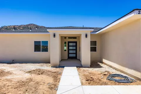 Exterior - 22013 Mccarthy Dr, Tehachapi, CA 93561 photo 5 of 8