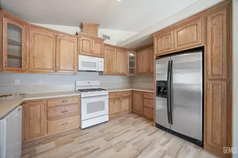 Kitchen - 21276 White Pine Dr #53, Tehachapi, CA 93561 photo 3 of 4