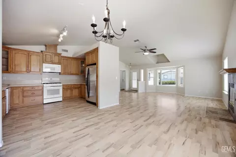 Living - 21276 White Pine Dr #53, Tehachapi, CA 93561 photo 6 of 7