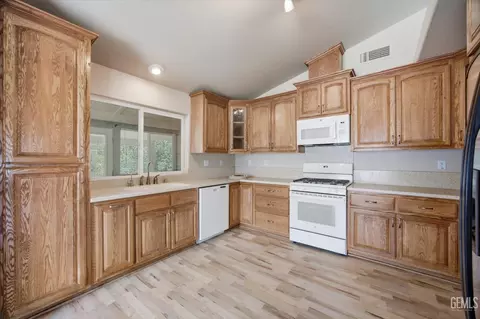 Kitchen - 21276 White Pine Dr #53, Tehachapi, CA 93561 photo 1 of 4