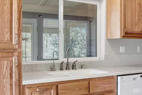 Kitchen - 21276 White Pine Dr #53, Tehachapi, CA 93561 photo 4 of 4