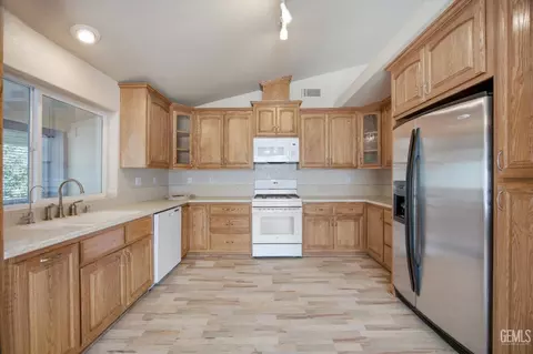 Kitchen - 21276 White Pine Dr #53, Tehachapi, CA 93561 photo 2 of 4
