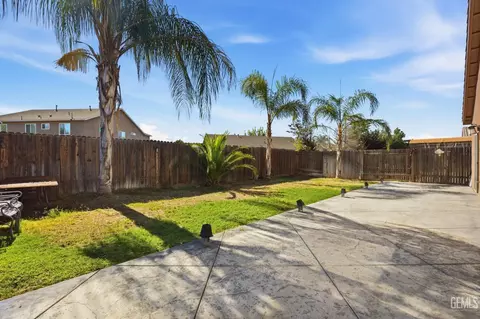 Exterior - 9508 Wareham Dr, Bakersfield, CA 93313 photo 4 of 7