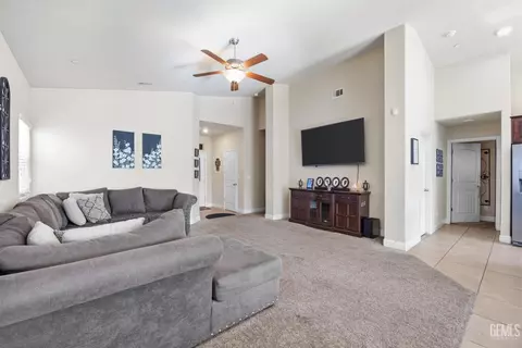 Entry Way - 9508 Wareham Dr, Bakersfield, CA 93313 photo 2 of 3