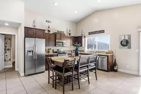 Kitchen - 9508 Wareham Dr, Bakersfield, CA 93313 photo 2 of 5