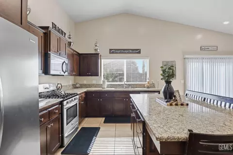 Kitchen - 9508 Wareham Dr, Bakersfield, CA 93313 photo 4 of 5