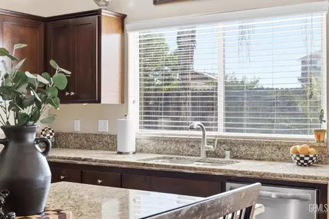 Kitchen - 9508 Wareham Dr, Bakersfield, CA 93313 photo 5 of 5