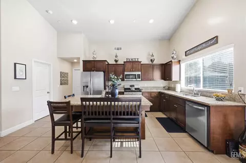 Kitchen - 9508 Wareham Dr, Bakersfield, CA 93313 photo 3 of 5