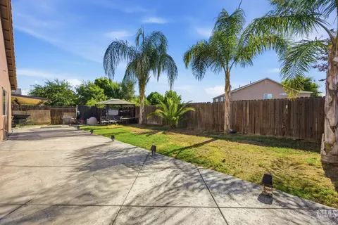 Exterior - 9508 Wareham Dr, Bakersfield, CA 93313 photo 5 of 7