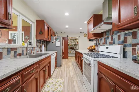 253 E Mckee Rd, Bakersfield, CA 93307 photo 8