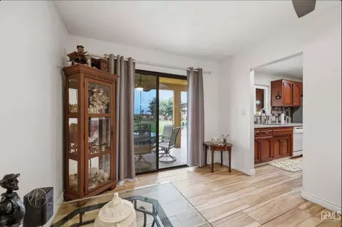 253 E Mckee Rd, Bakersfield, CA 93307 photo 4