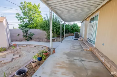 Exterior - 182 Sousa Ln, Bakersfield, CA 93308 photo 1 of 7