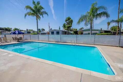 Exterior - 182 Sousa Ln, Bakersfield, CA 93308 photo 5 of 7