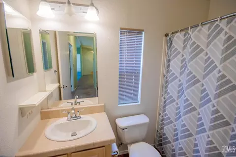 Bath - 182 Sousa Ln, Bakersfield, CA 93308 photo 4 of 4
