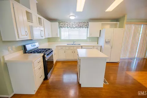 Kitchen - 182 Sousa Ln, Bakersfield, CA 93308 photo 2 of 2