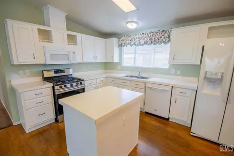 Kitchen - 182 Sousa Ln, Bakersfield, CA 93308 photo 1 of 2