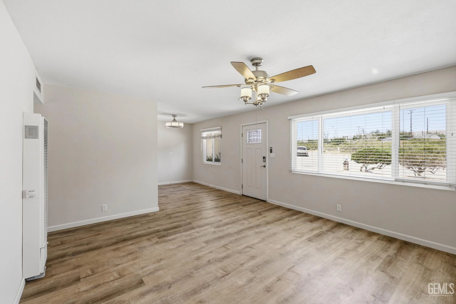Living - 15836 Rexroth St, Mojave, CA 93501 photo 2 of 3