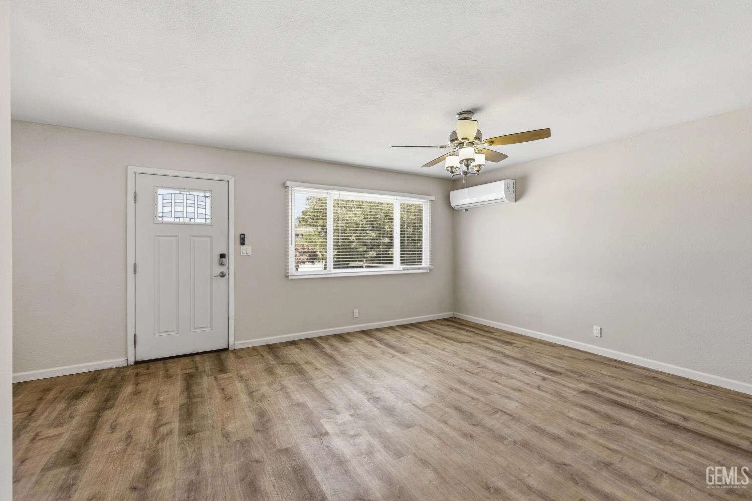 Living - 15836 Rexroth St, Mojave, CA 93501 photo 1 of 3