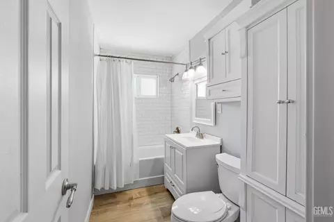 Bath - 15836 Rexroth St, Mojave, CA 93501 photo 1 of 1