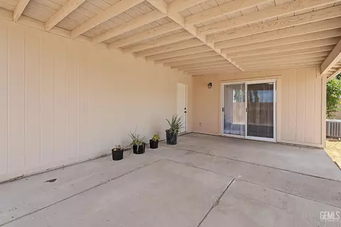 Exterior - 21161 Santa Barbara Dr, Tehachapi, CA 93561 photo 2 of 10
