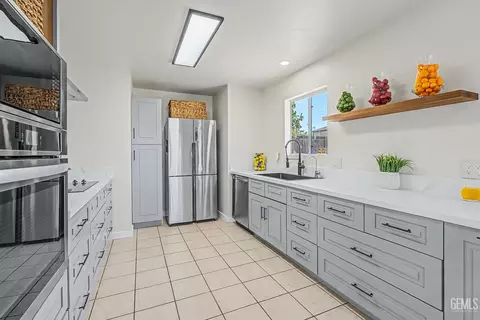 Kitchen - 21161 Santa Barbara Dr, Tehachapi, CA 93561 photo 5 of 6