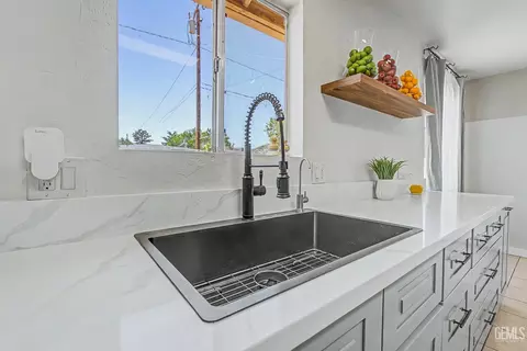 Kitchen - 21161 Santa Barbara Dr, Tehachapi, CA 93561 photo 3 of 6
