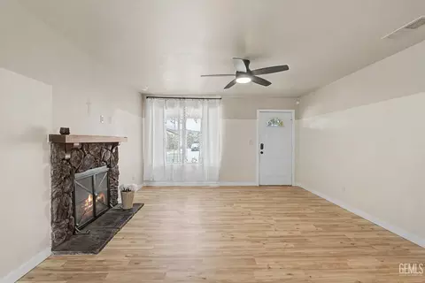 Living - 21161 Santa Barbara Dr, Tehachapi, CA 93561 photo 2 of 2