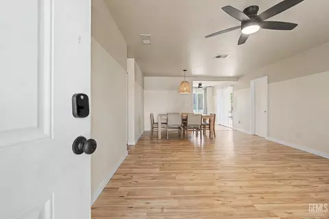 Entry Way - 21161 Santa Barbara Dr, Tehachapi, CA 93561 photo 2 of 2