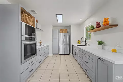 Kitchen - 21161 Santa Barbara Dr, Tehachapi, CA 93561 photo 2 of 6