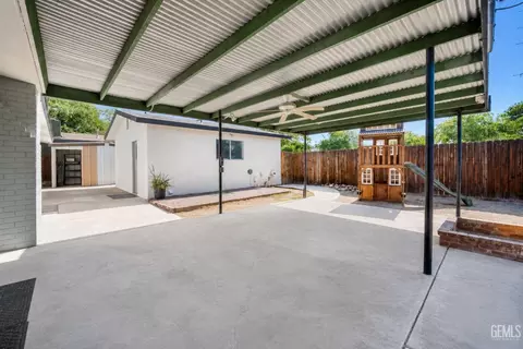 Exterior - 407 Garratt St, Taft, CA 93268 photo 6 of 7