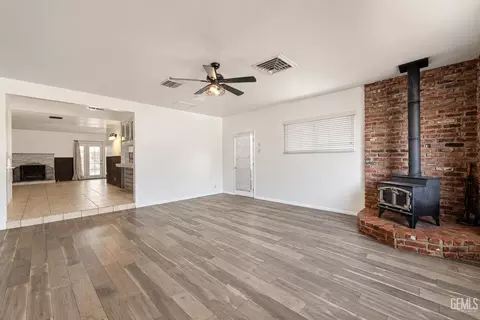 Living - 407 Garratt St, Taft, CA 93268 photo 3 of 4