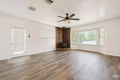 Living - 407 Garratt St, Taft, CA 93268 photo 2 of 4