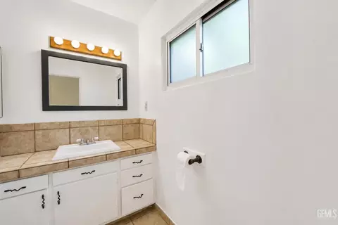 Bath - 407 Garratt St, Taft, CA 93268 photo 2 of 2