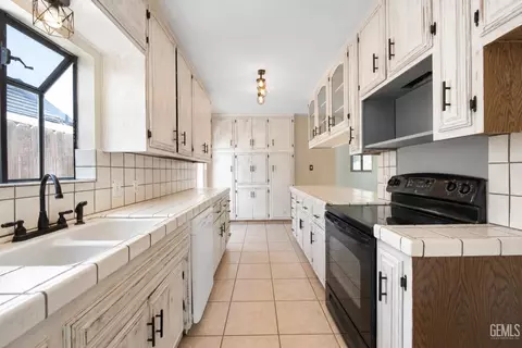 Kitchen - 407 Garratt St, Taft, CA 93268 photo 3 of 4