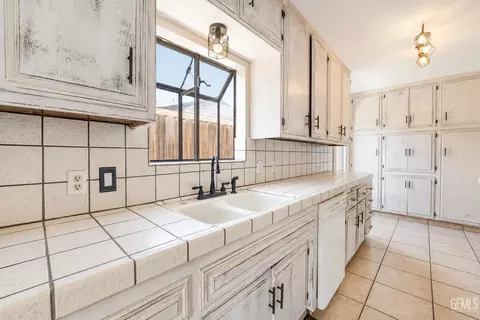 Kitchen - 407 Garratt St, Taft, CA 93268 photo 4 of 4