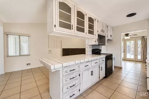 Kitchen - 407 Garratt St, Taft, CA 93268 photo 2 of 4