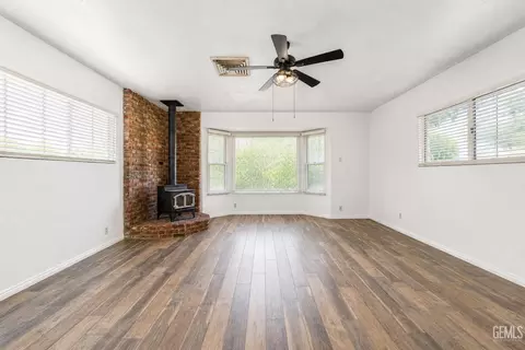 Living - 407 Garratt St, Taft, CA 93268 photo 1 of 4