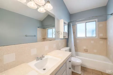 Bath - 407 Garratt St, Taft, CA 93268 photo 1 of 2