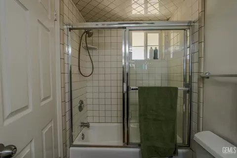 Bath - 20654 Sasia Rd, Tehachapi, CA 93561 photo 4 of 6