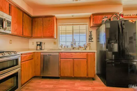 Kitchen - 20654 Sasia Rd, Tehachapi, CA 93561 photo 3 of 4