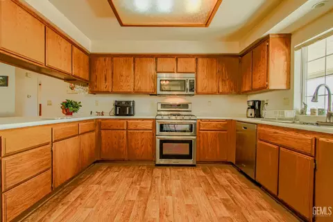 Kitchen - 20654 Sasia Rd, Tehachapi, CA 93561 photo 2 of 4