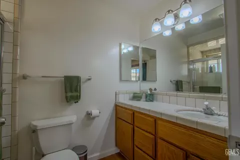 Bath - 20654 Sasia Rd, Tehachapi, CA 93561 photo 3 of 6