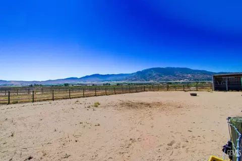 Exterior - 20654 Sasia Rd, Tehachapi, CA 93561 photo 10 of 11