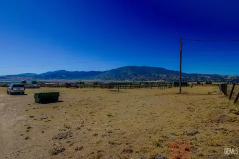 Exterior - 20654 Sasia Rd, Tehachapi, CA 93561 photo 9 of 11