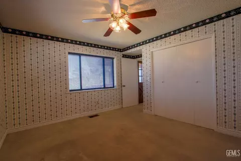 Bedroom - 25441 Bear Valley Rd, Tehachapi, CA 93561 photo 4 of 6