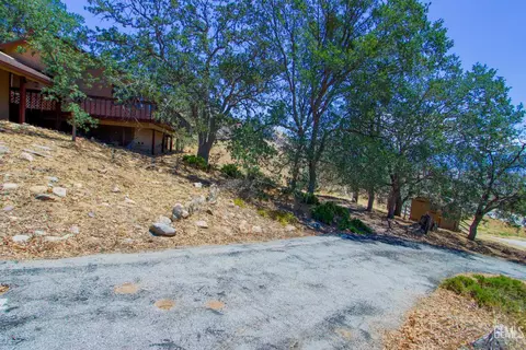 Exterior - 25441 Bear Valley Rd, Tehachapi, CA 93561 photo 2 of 10