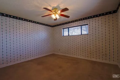 Bedroom - 25441 Bear Valley Rd, Tehachapi, CA 93561 photo 3 of 6
